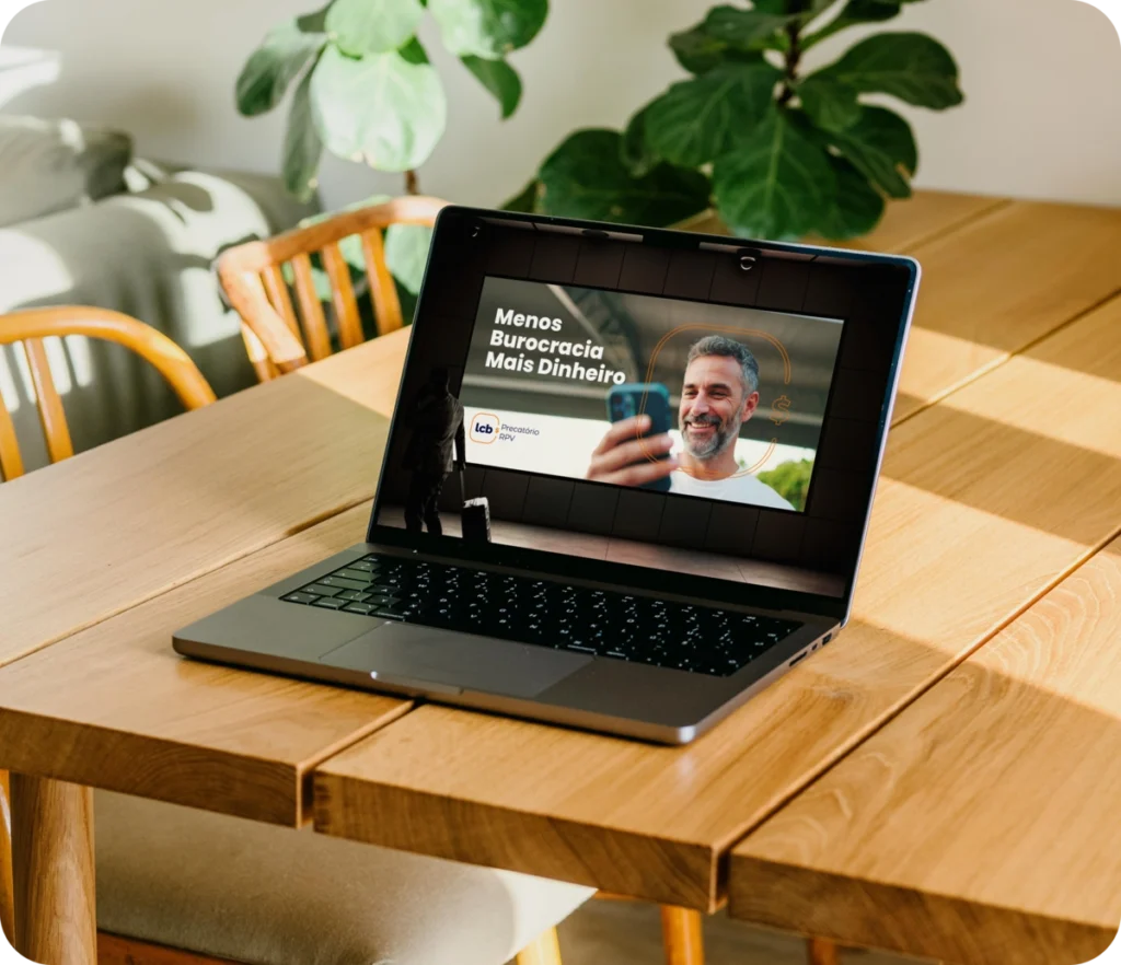 Laptop exibindo vídeo do LCbank: Menos Burocracia, Mais Dinheiro.